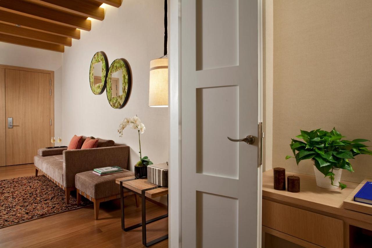 Oasia Resort Sentosa By Far East Hospitality Singapur Exteriér fotografie A door opening into a living room