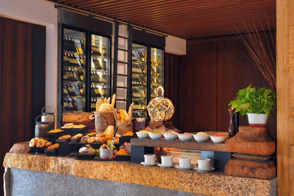 Oasia Resort Sentosa By Far East Hospitality Singapur Exteriér fotografie A buffet at a hotel