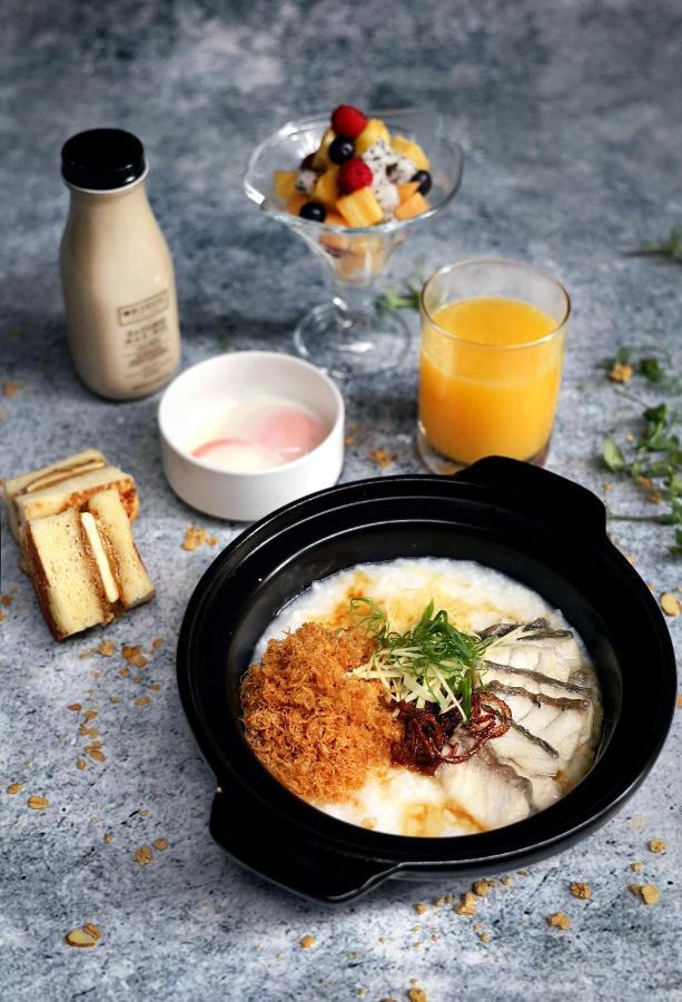Oasia Resort Sentosa By Far East Hospitality Singapur Exteriér fotografie A bowl of congee with preserved meat and egg