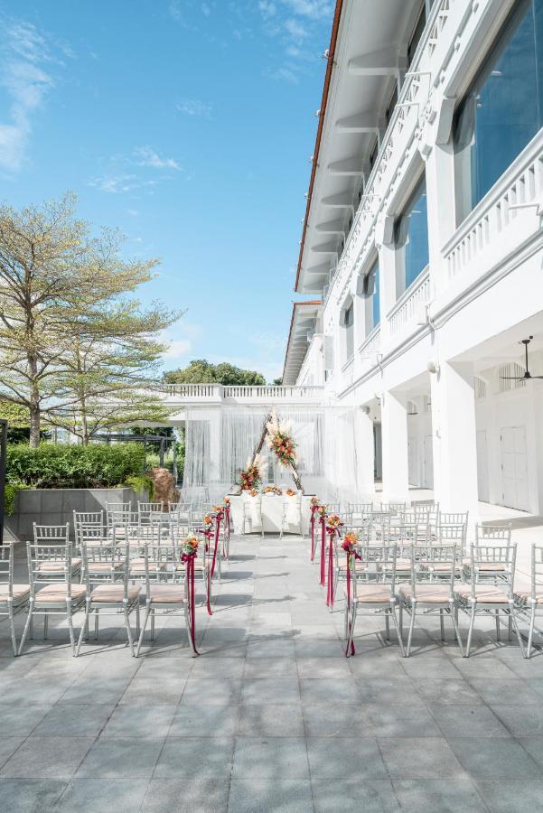 Oasia Resort Sentosa By Far East Hospitality Singapur Exteriér fotografie The lawn at the Fullerton Hotel
