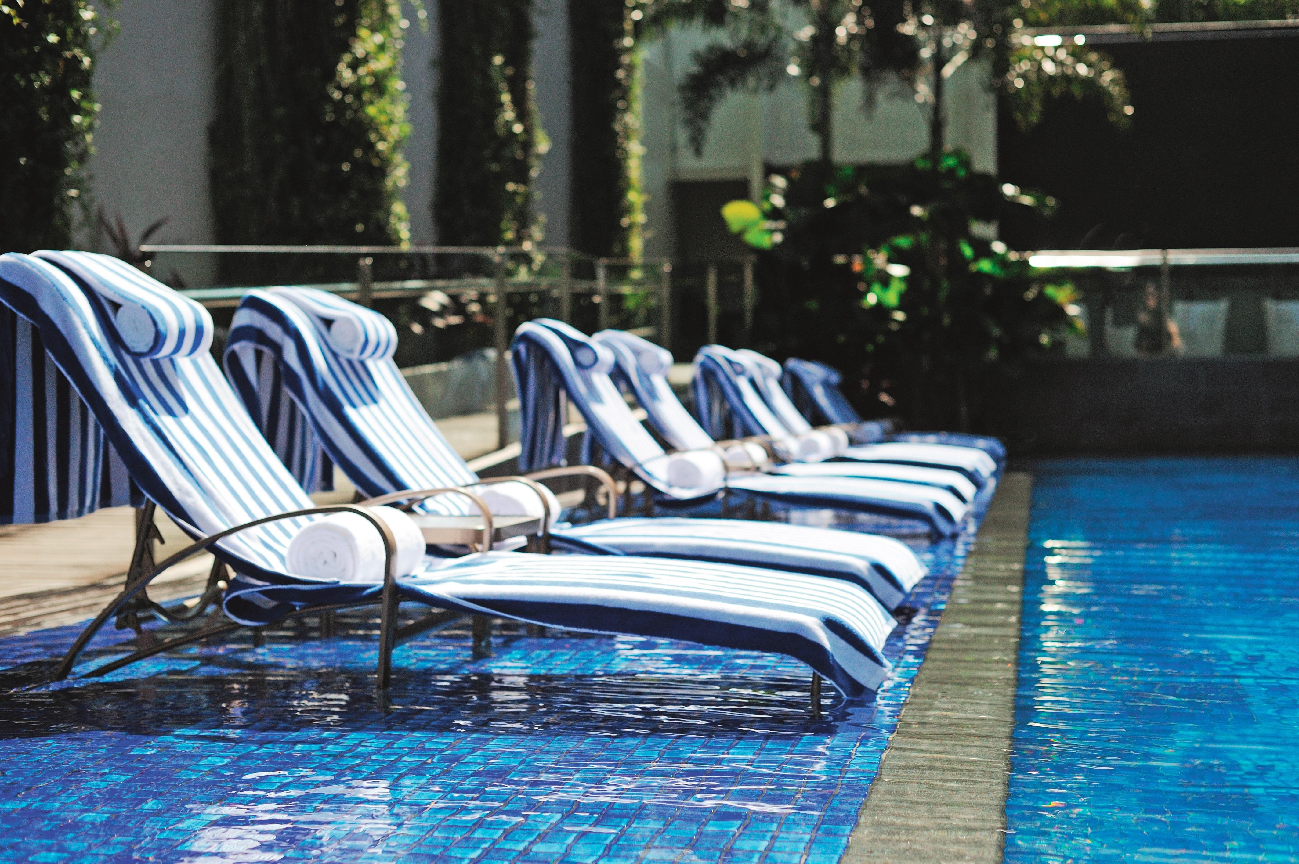 Oasia Resort Sentosa By Far East Hospitality Singapur Exteriér fotografie The pool at the hotel