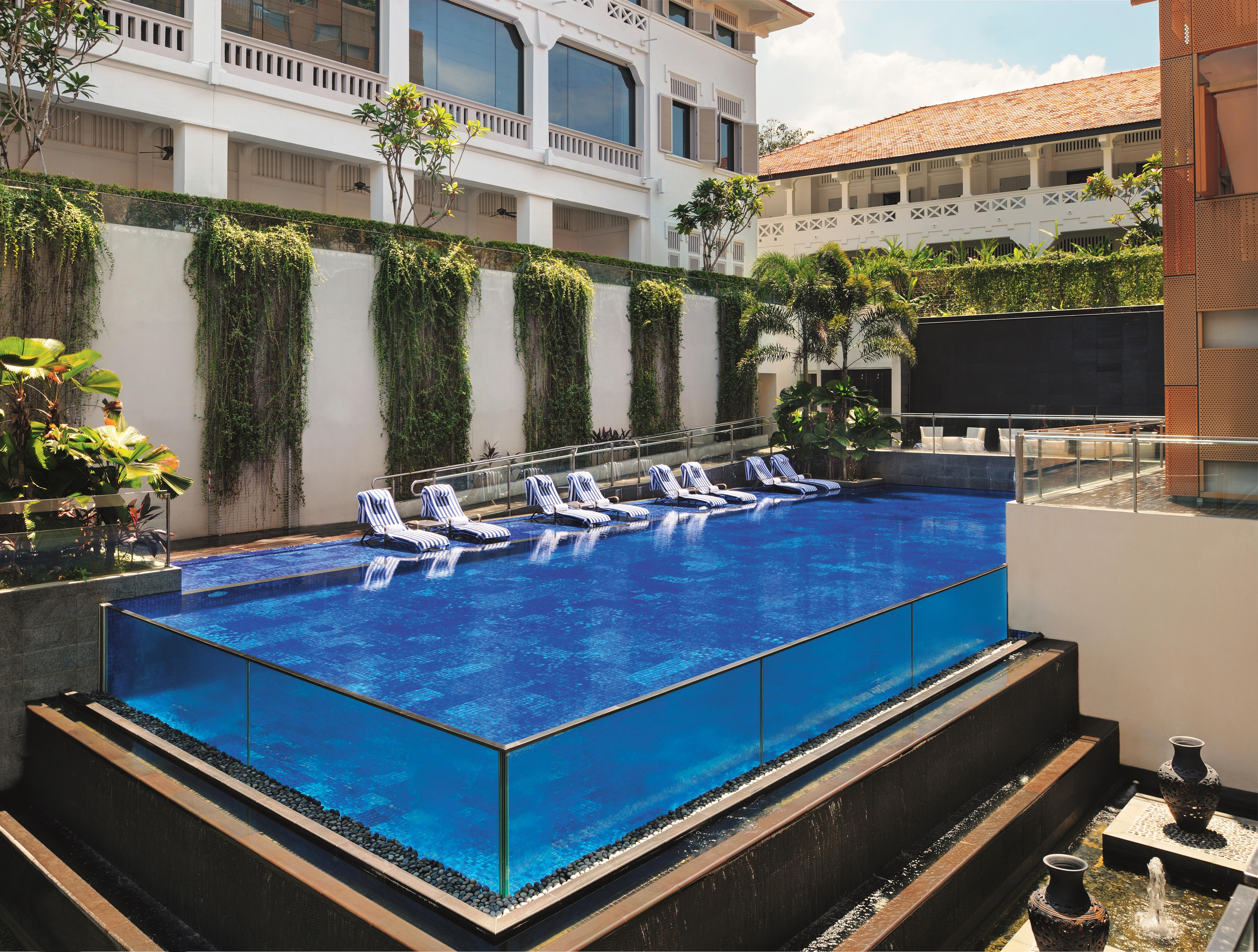 Oasia Resort Sentosa By Far East Hospitality Singapur Exteriér fotografie The pool at the hotel
