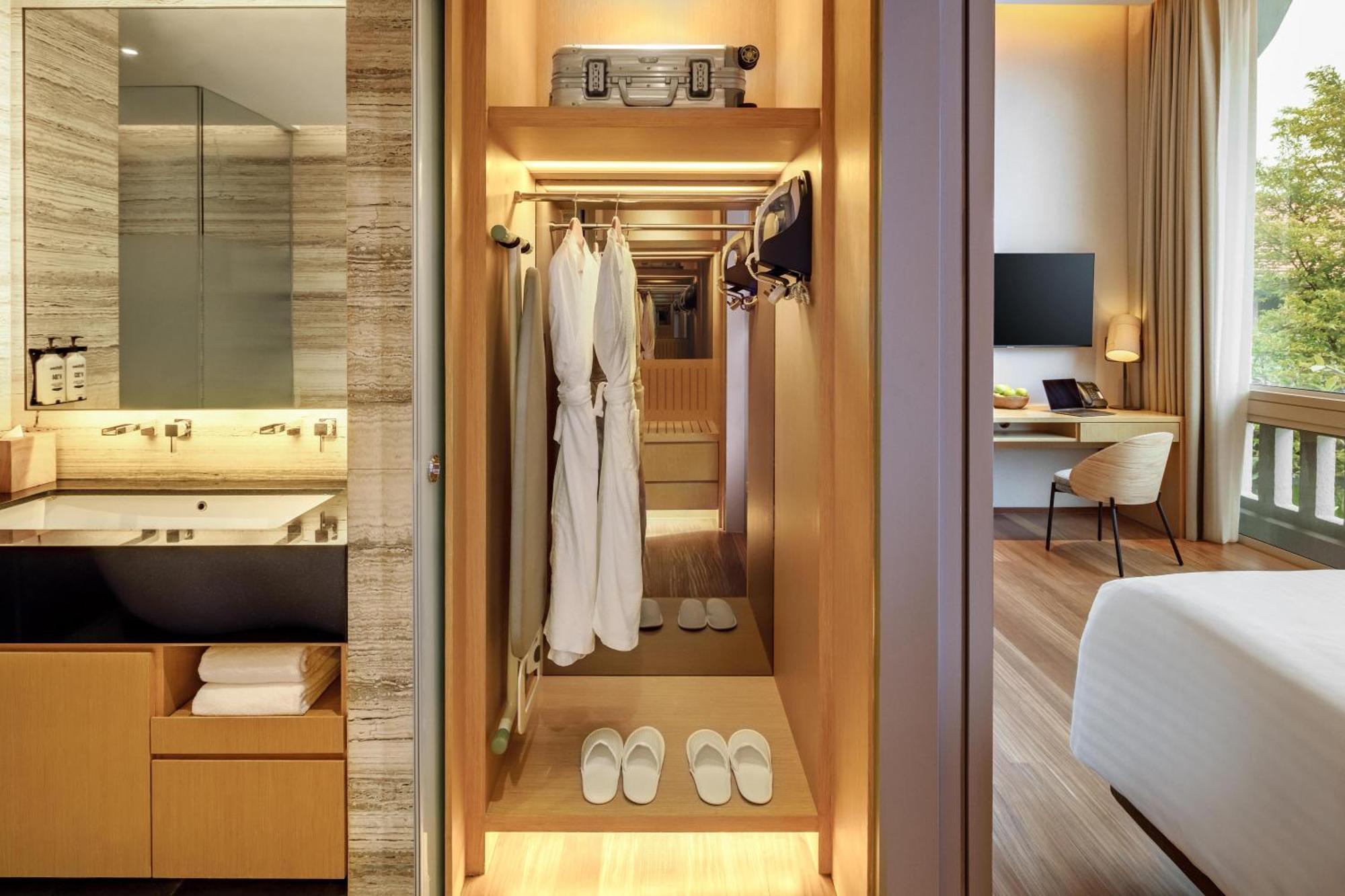 Oasia Resort Sentosa By Far East Hospitality Singapur Exteriér fotografie A walk-in wardrobe