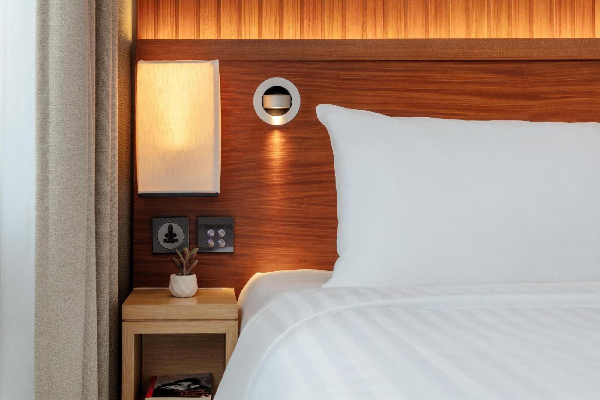 Oasia Resort Sentosa By Far East Hospitality Singapur Exteriér fotografie A bedside table